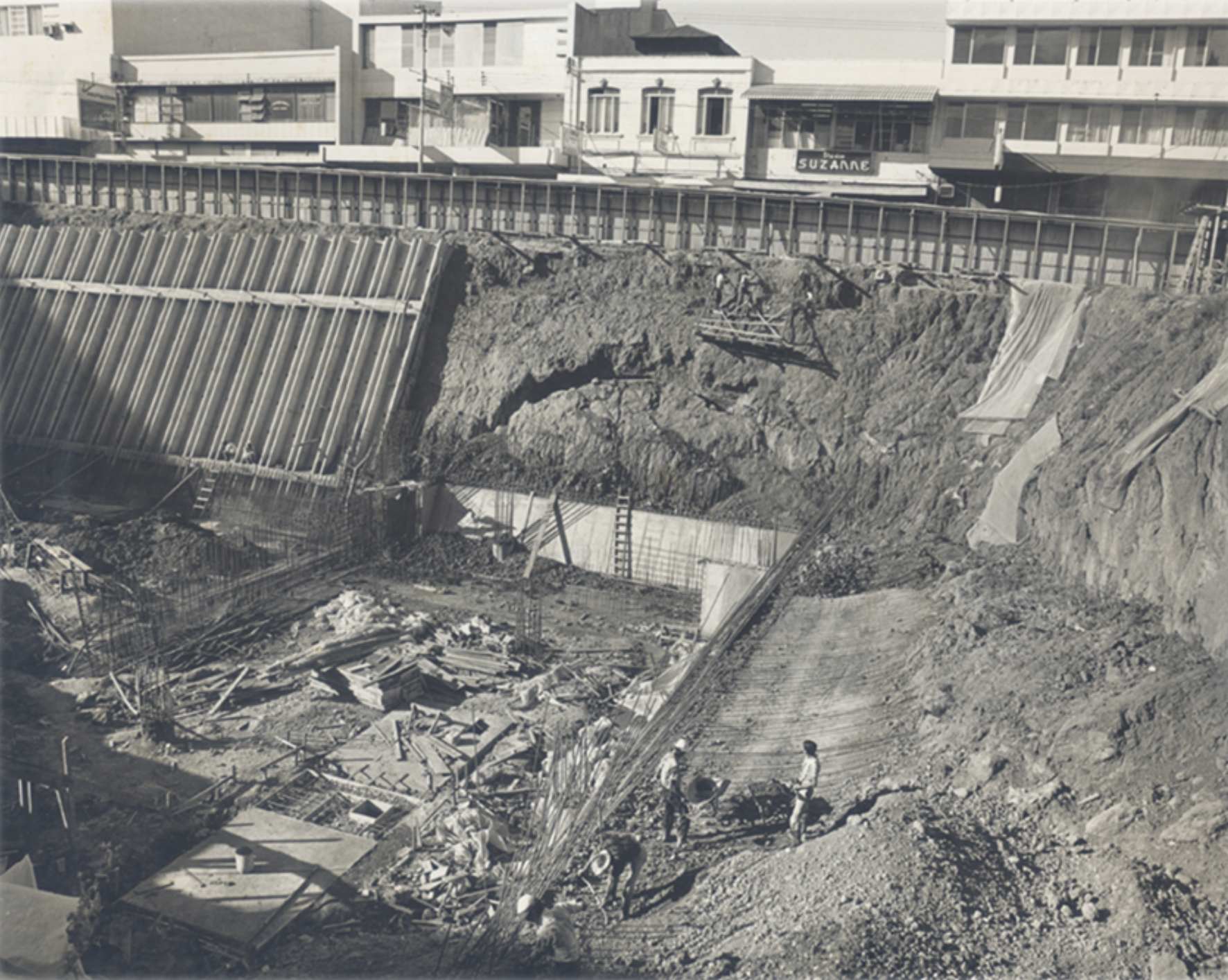 La imagen captura una etapa del desarrollo de este emblemático espacio urbano, evidenciando amplias excavaciones, estructuras en proceso de edificación, maquinaria pesada y materiales de construcción distribuidos por el área de trabajo.
