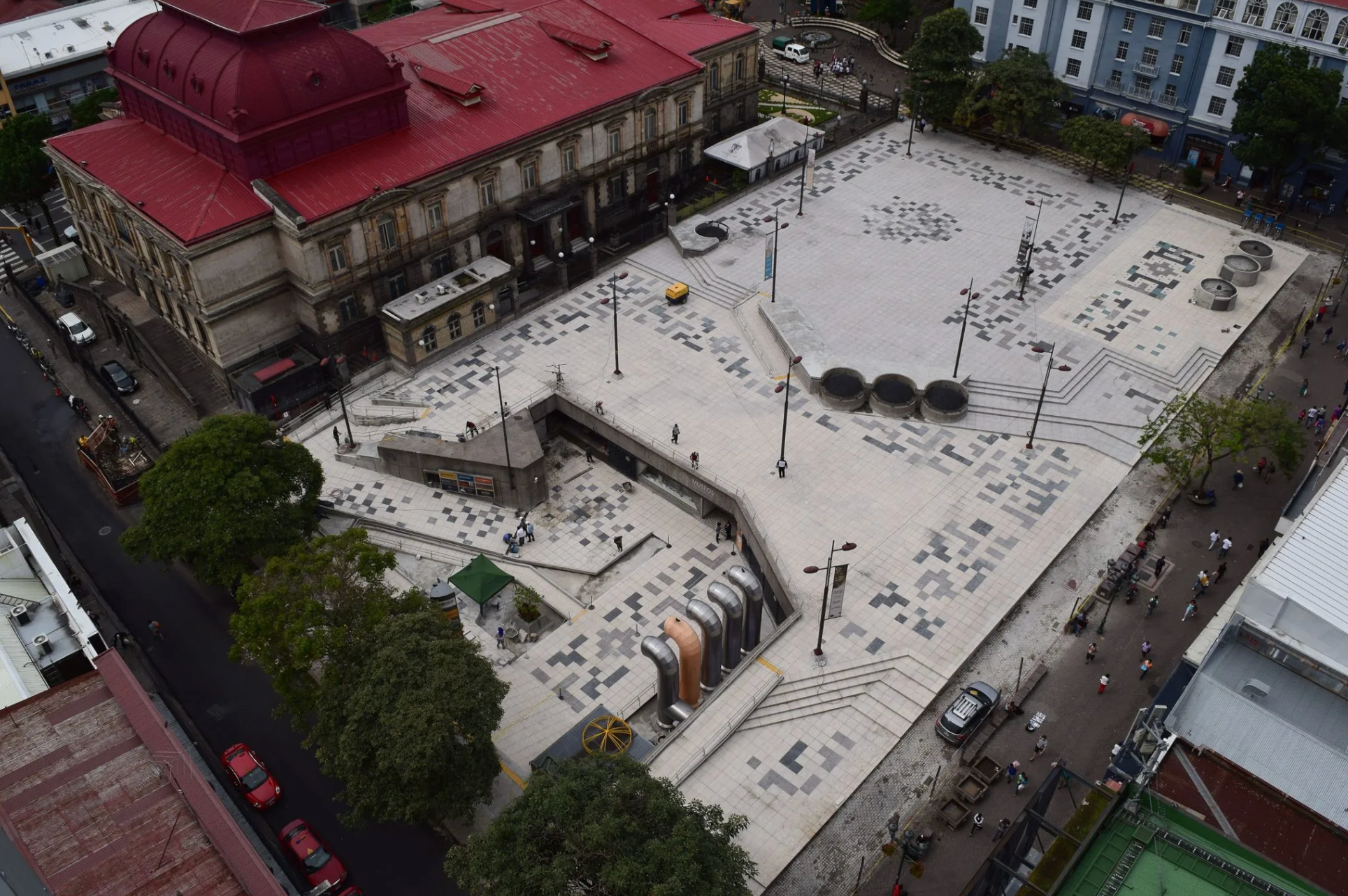Vista aérea de la Plaza de la Cultura, emblemática del centro de San José que integra espacio público, patrimonio histórico y vida urbana.