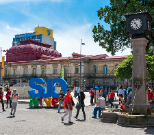 Personas reunidas en una plaza con edificios históricos.