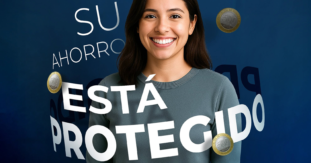 Persona frente a un fondo azul acompañada del mensaje “Su ahorro está protegido”, con monedas de colón alrededor.