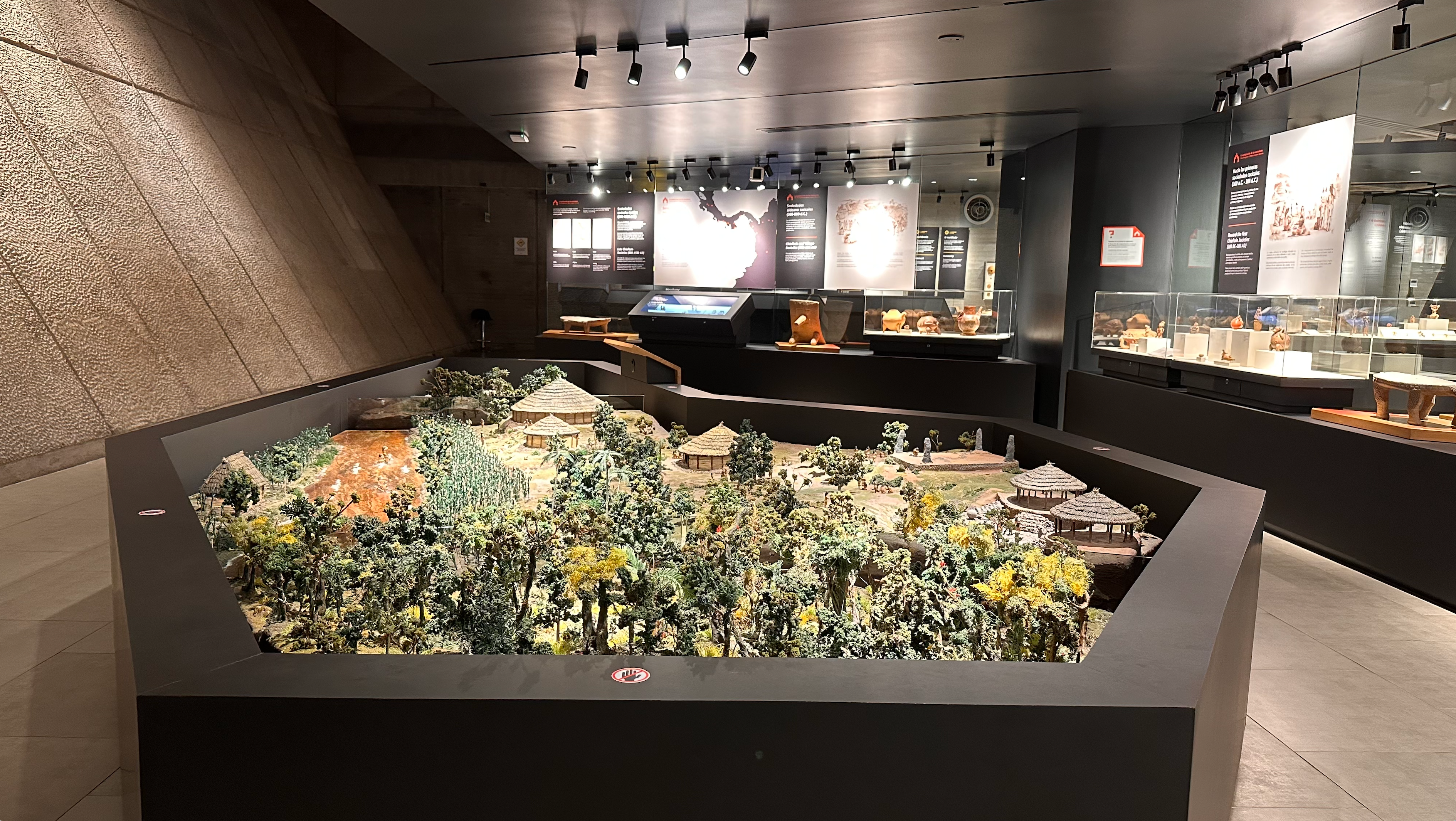 La muestra permite interpretar aspectos de la vida cotidiana, la arquitectura, la interacción con el paisaje y la estructura social de las culturas originarias del territorio costarricense.