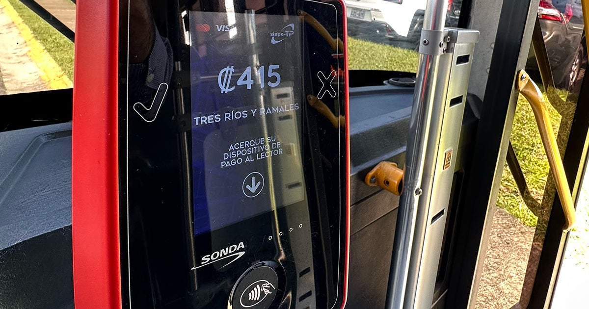 Validador electrónico de pago en un autobús que muestra la tarifa de ₡415 para la ruta Tres Ríos y Ramales y permite pagos sin contacto.