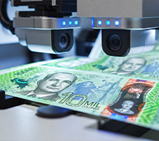 Equipo especializado inspecciona un billete costarricense para verificar sus características de seguridad y autenticidad.