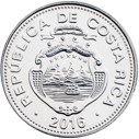 Anverso de una moneda plateada de Costa Rica. En el centro se observa el escudo nacional en relieve, rodeado por la inscripción “REPÚBLICA DE COSTA RICA” a lo largo del borde. En la parte inferior aparece el año 2016. La moneda presenta un diseño circular de color plateado con detalles grabados y borde decorado con puntos en relieve.
