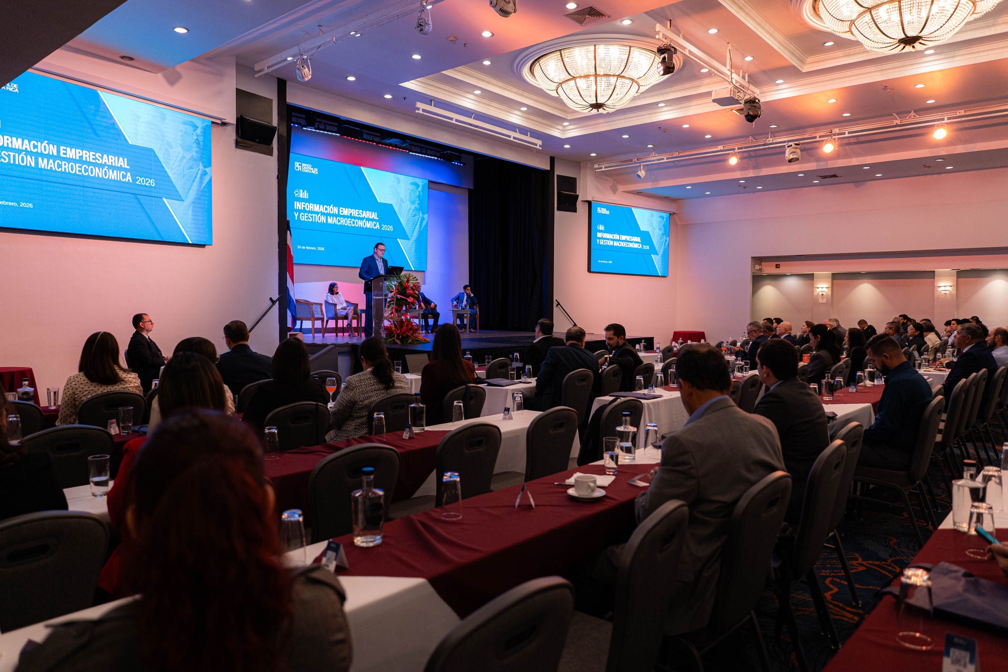 Evento Información Empresarial y Gestión Macroeconómica 2026 del Banco Central de Costa Rica con público asistente y presentación en el escenario.