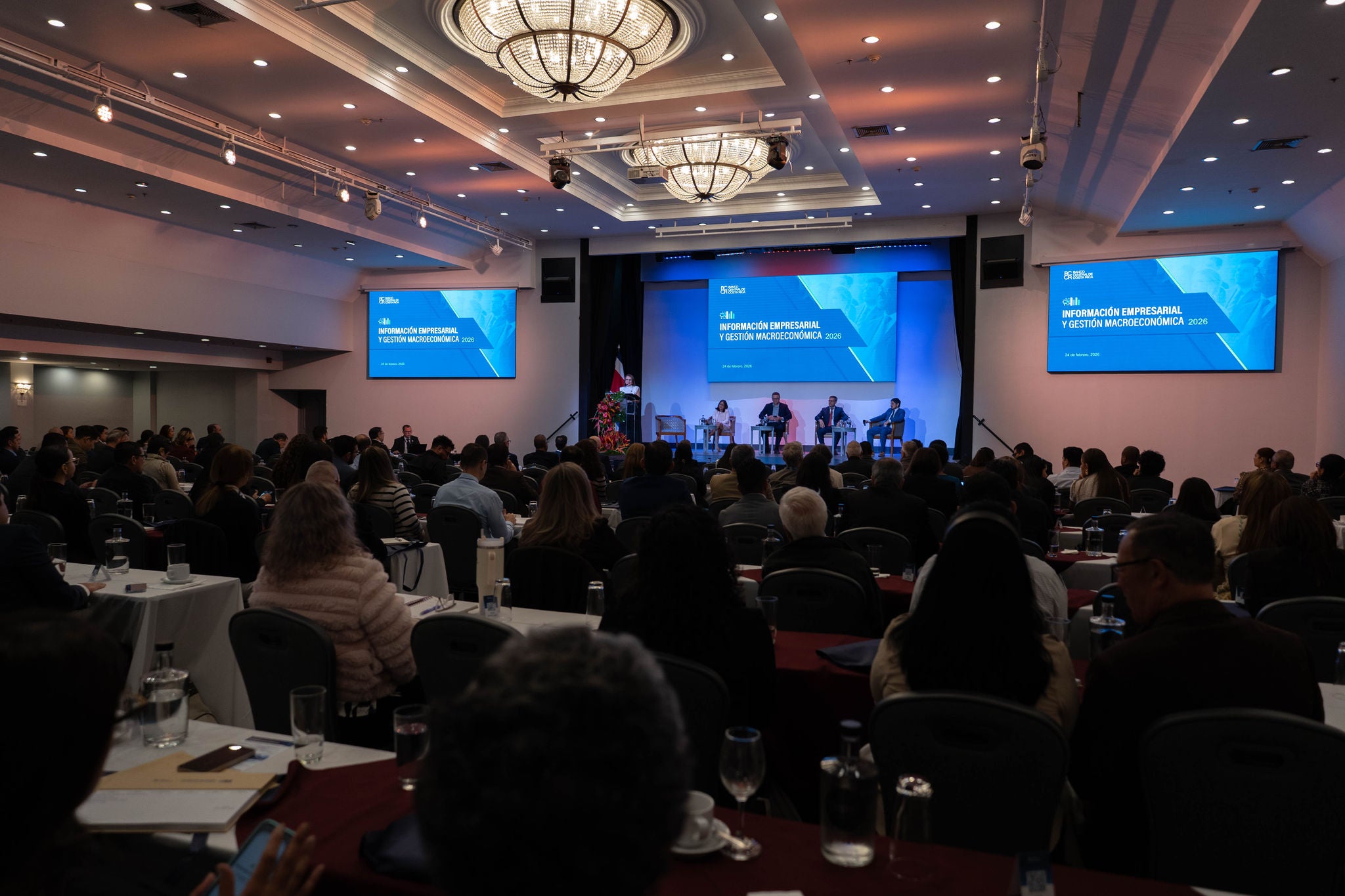 Evento Información Empresarial y Gestión Macroeconómica 2026 del Banco Central de Costa Rica con público asistente y presentación en el escenario.