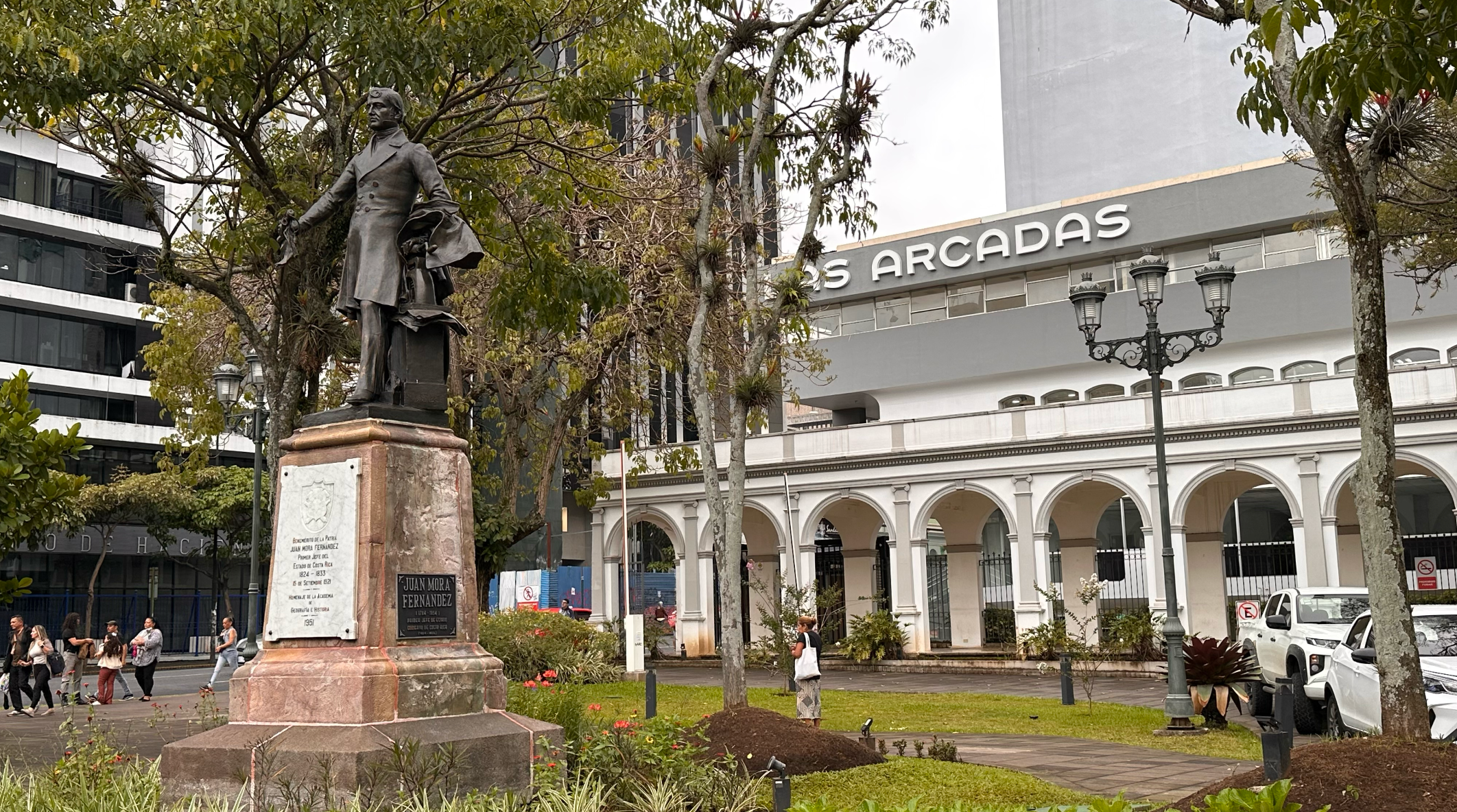 Monumento dedicado a Juan Mora Fernández (1784-1854), primer Jefe de Estado de Costa Rica y figura clave en la consolidación de las instituciones nacionales durante los primeros años de vida independiente.
