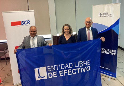 Personal del Banco de Costa Rica y la Asociación Solidarista de empleados de la Compañía Nacional de Fuerza y Luz  en la entrega