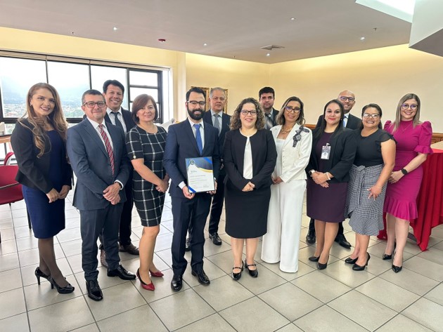 Funcionaros del Banco Central, Banco de Costa Rica y Laboratorio Costarricense de Metrología en la entrega de la certificación