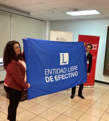 Personal de la Asociación Solidarista de empleados de la Caja Costarricense del Seguro Social en la entrega de la certificación del Programa L