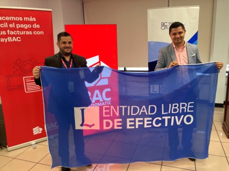 Personal del BAC San José y la Asociación Solidarista de APM Terminals en la certificación del Programa L