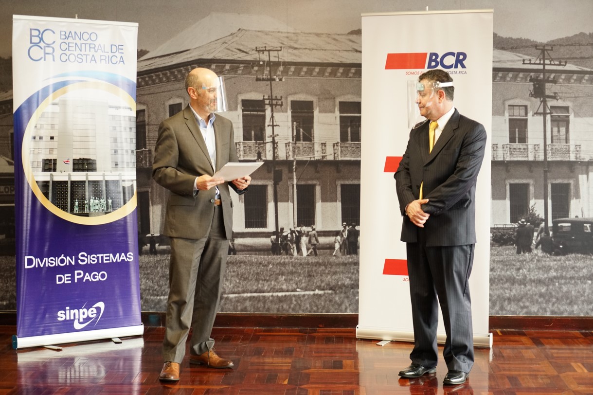   Presidente del Banco Central entrega certificado del Programa L al Gerente General del Banco de Costa Rica.